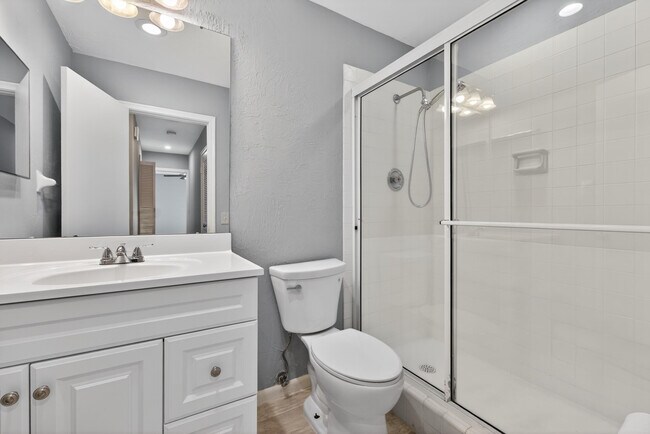 Building Photo - 423 Pine Tree Ct