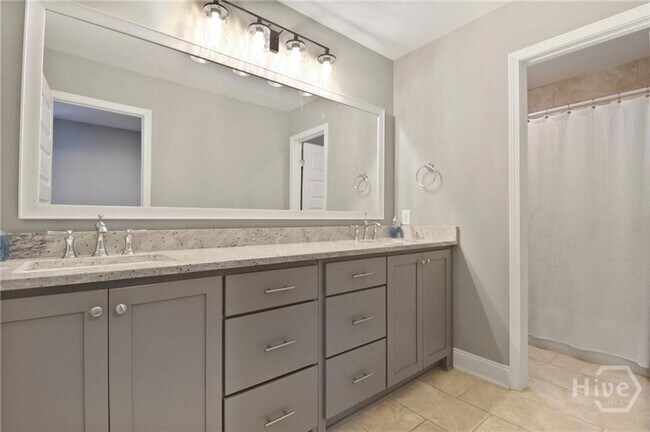 Building Photo - Perfect blend of luxury and comfort