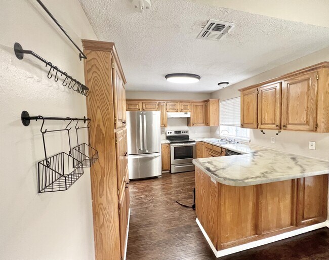 Building Photo - 5215 Northview Dr