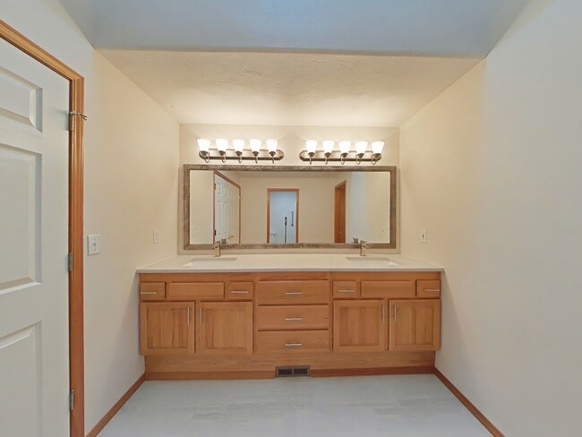 Building Photo - 3 Bedroom Duplex ~ Close to Timberhill Sho...