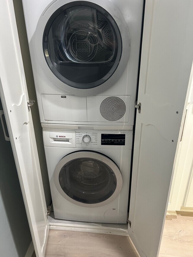 Building Photo - 359 N Post Oak Ln