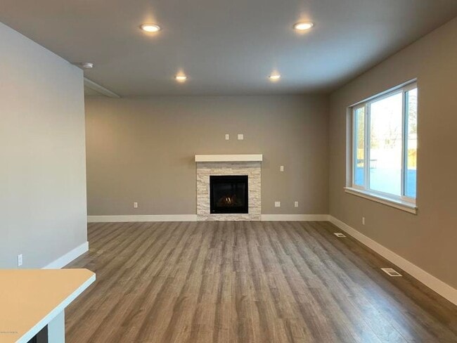 Building Photo - South Anchorage 3 Bedroom Duplex!