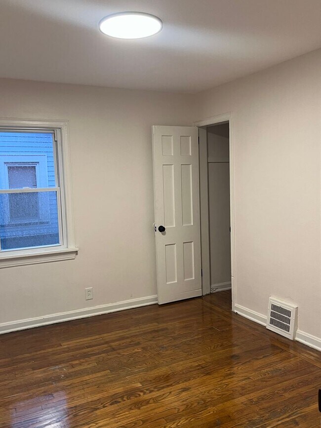 Building Photo - Charming 2-Bedroom Upper Unit – Spacious L...