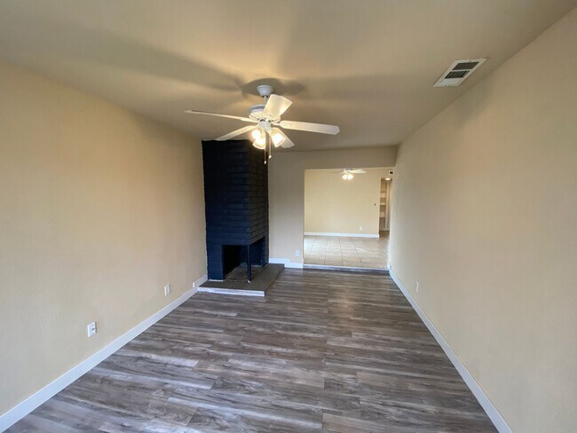 Building Photo - Cozy Update Duplex