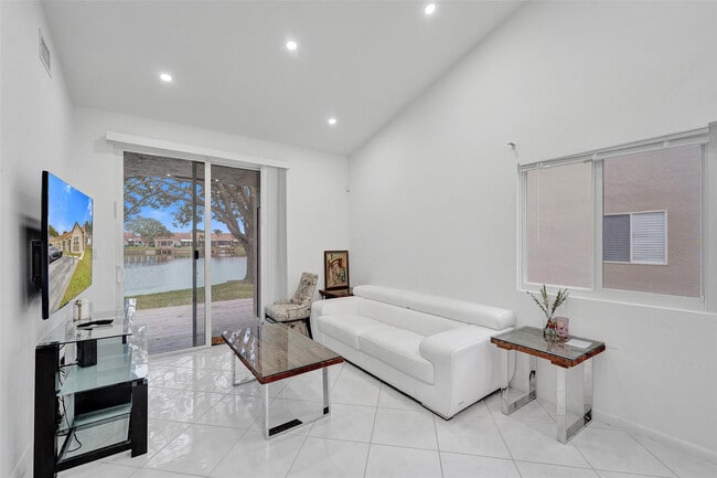 Building Photo - 5514 SW 28th Terrace