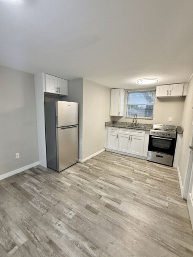 Building Photo - Dual Living Delight in the Heart of Lakeland!