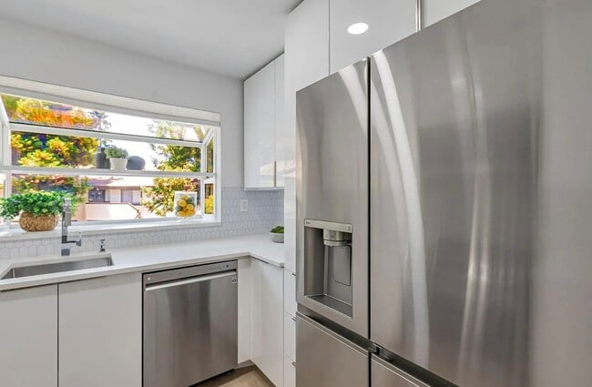 Building Photo - 1400 Bowe Ave