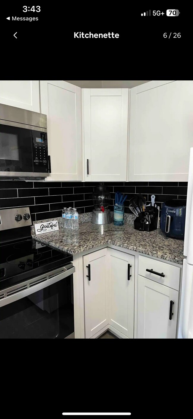 Building Photo - 5 Central St