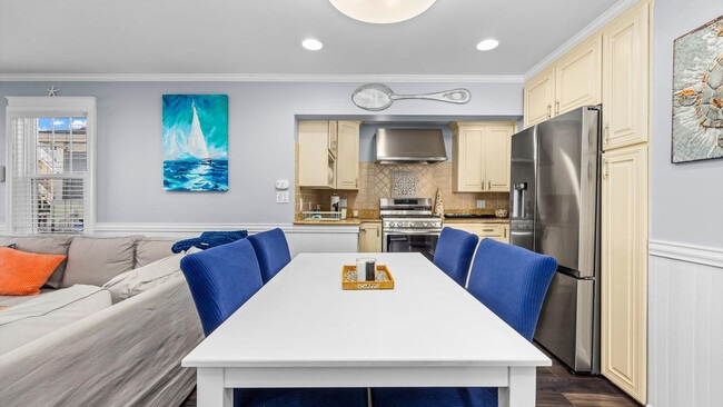 Building Photo - 816 St James Pl