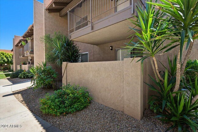 Building Photo - 5525 E Thomas Rd