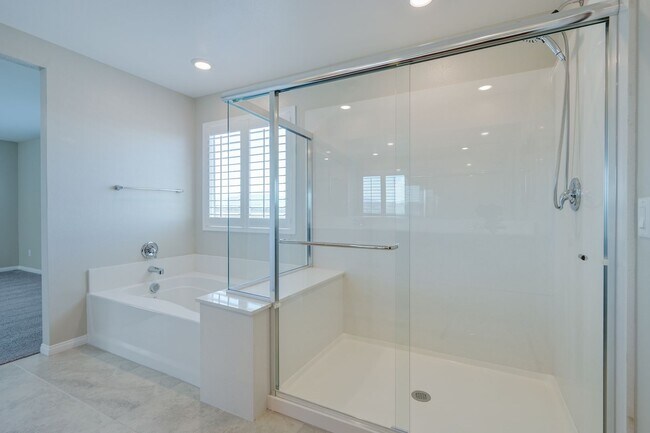 Building Photo - Mountains Edge!! Gated!!  4 bedrooms!! Primary Bedroom and bath down Stairs!! 2 Primary bedrooms!...