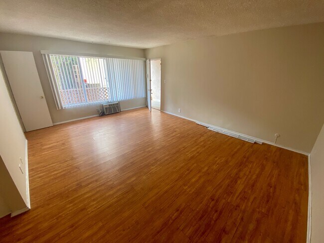 Building Photo - 2215 N Beachwood Dr