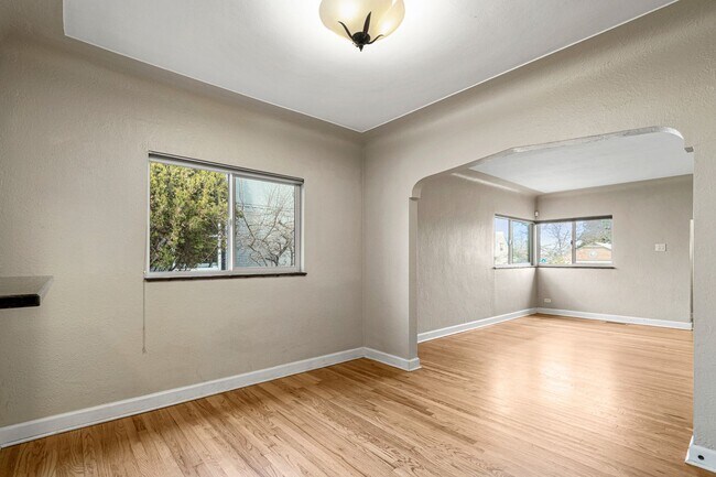 Building Photo - Charming Townhome in West Highlands!