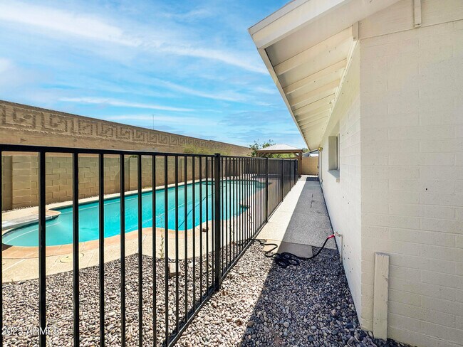 Building Photo - 1206 E Greenway Dr