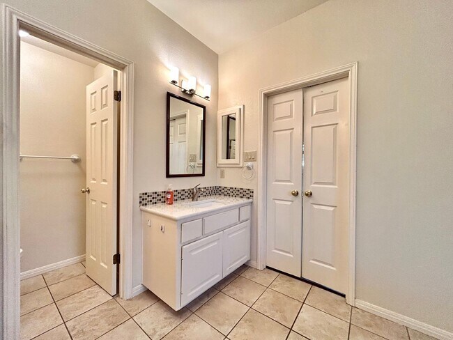 Building Photo - Beautiful 4 Bedroom, 2 Bathroom Home for R...