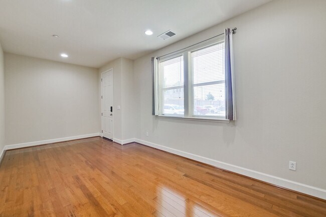 Building Photo - Excellent 4 Bed 2.5 Bath Town Home!