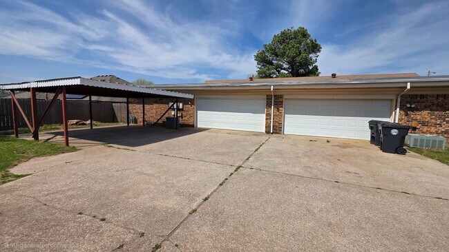 Building Photo - Wonderful 2 Bedroom Duplex In Bethany Ok.  $1250 Per Month!