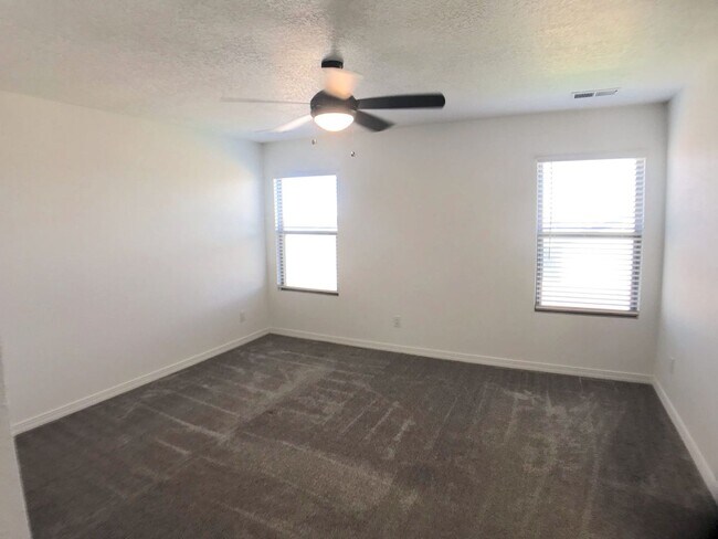 Building Photo - Gorgeous, Newer 3 bedroom in Los Lunas! Op...