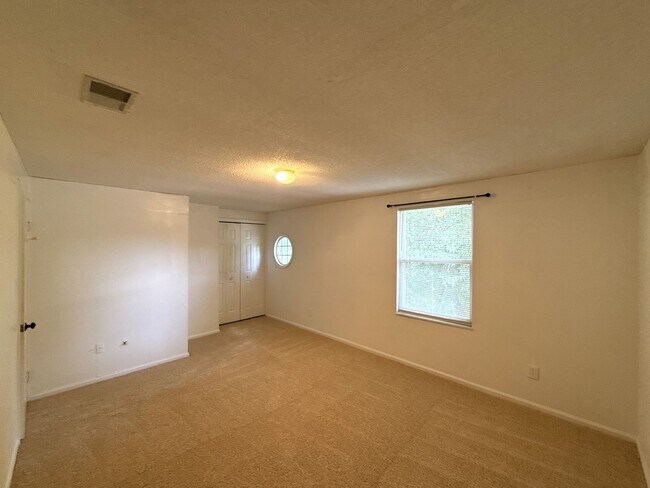 Building Photo - 3-Bedroom Home Close to Ballantyne!