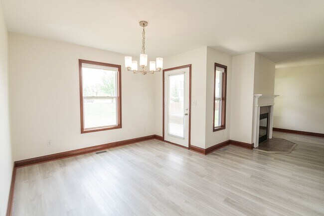 Building Photo - 3 Bedroom / 2 Bathroom Home for Rent in Va...