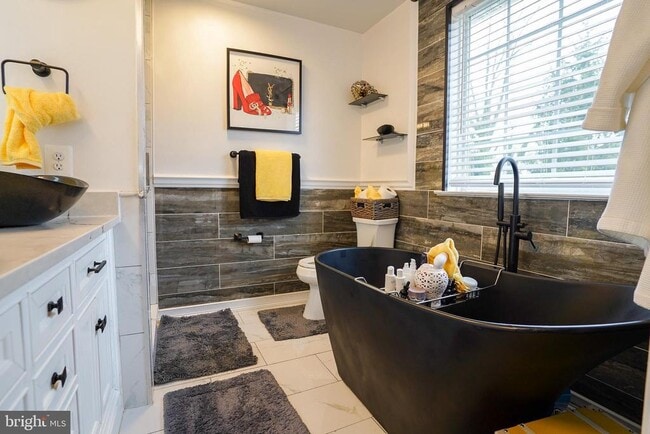 Building Photo - 5636 Gwynndale Ave