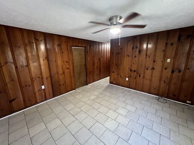 Building Photo - Charming 2 Bedroom Duplex on Sunshine Rd