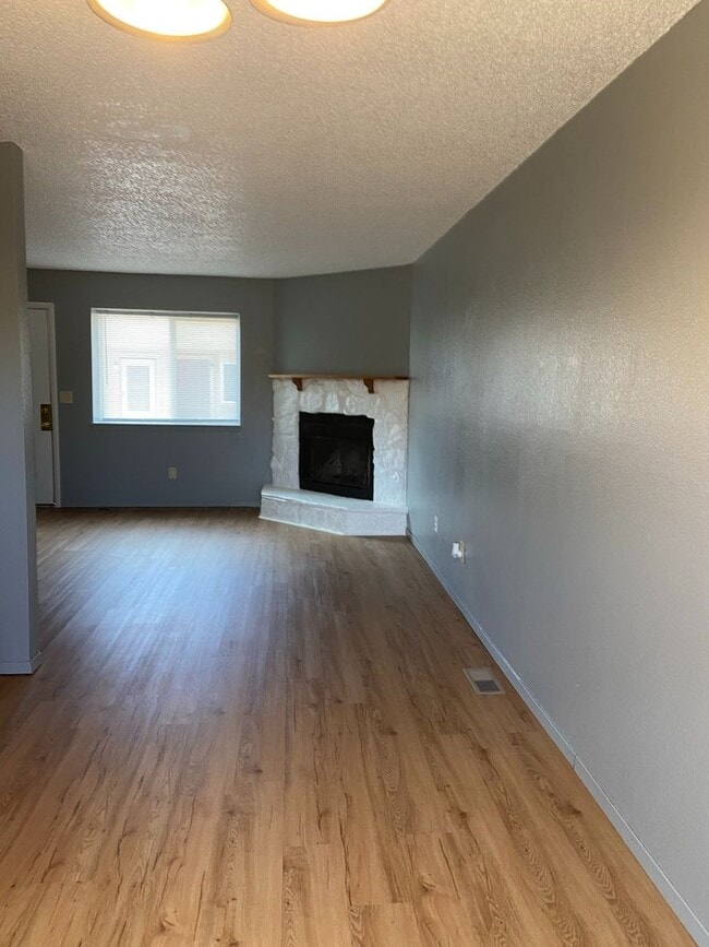 Building Photo - Stunning 2 Bed/2 Bath Townhome near Ft Carson!