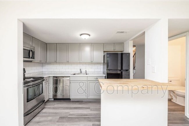 Building Photo - 3231 Hunters Mill Dr