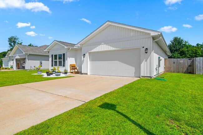 Building Photo - 6686 Sun Tree Cir
