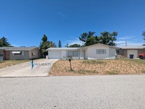 Building Photo - Recently renovated 2/2/1 1300 Sq. Ft. Fres...