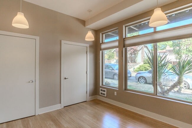Building Photo - 3Bd/2.5Ba Seattle Townhouse