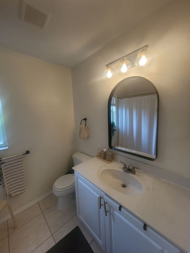 Building Photo - Modern 3 Bed, 2 Bath Home in Chelsea Parc ...