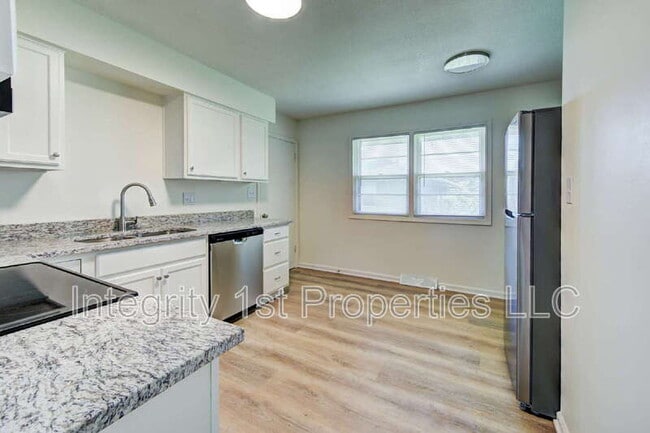 Building Photo - 9002 Bayless Rd