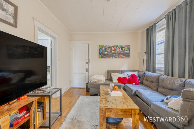 Building Photo - 2550 N Southport Ave