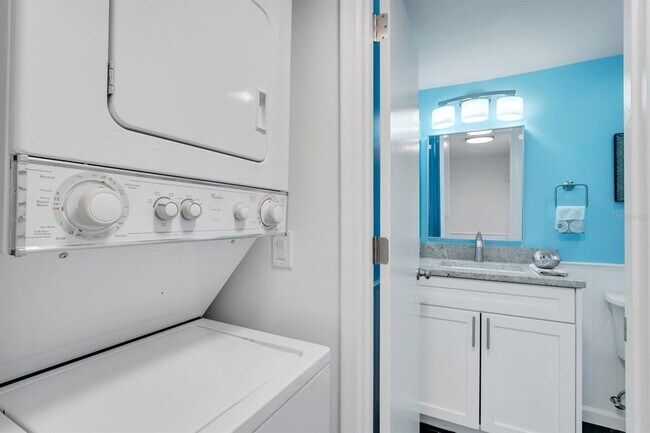 Building Photo - 6295 Bahia Del Mar Cir