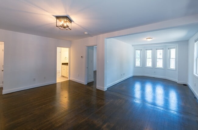 Building Photo - 56 Pine St