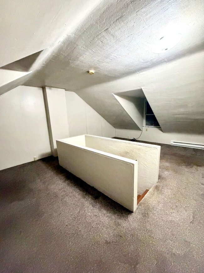 Building Photo - 526 Howard Ave