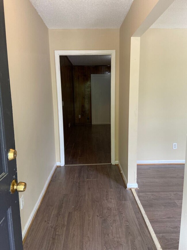 Building Photo - **AVAILABLE NOW**3 Bedroom / 2 Bathroom Ho...