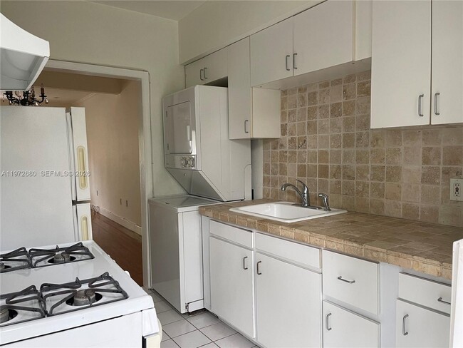 Building Photo - 4780 Pine Tree Dr