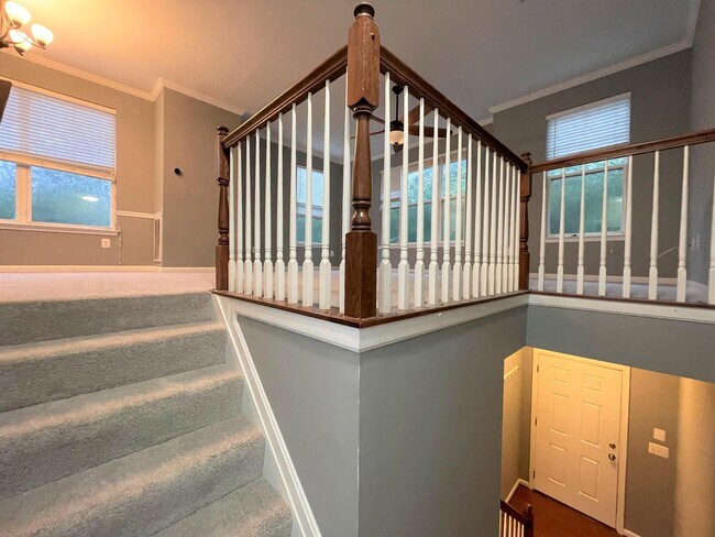 Building Photo - 400 Ava Way NE