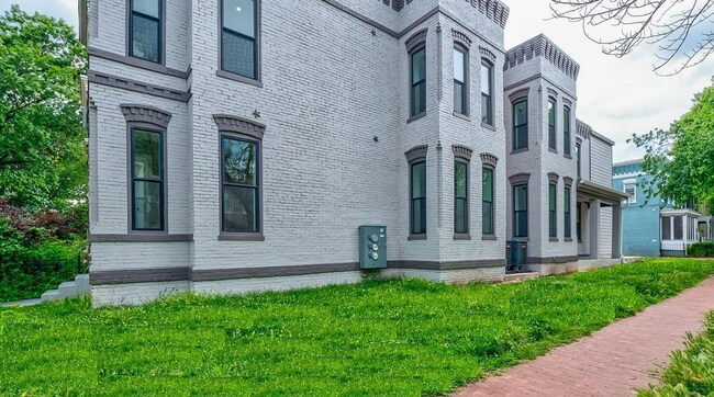 Building Photo - 824 I St NE