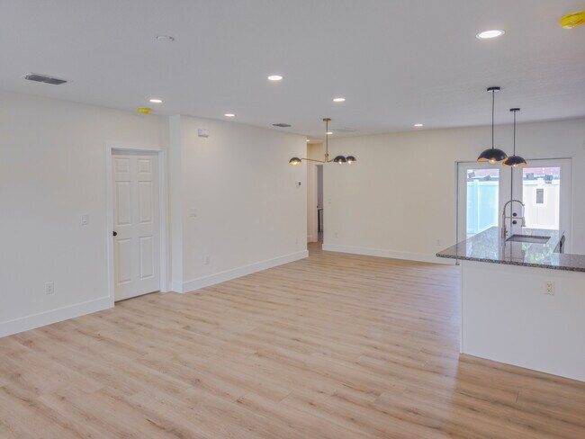 Building Photo - 701 W Plaza Pl
