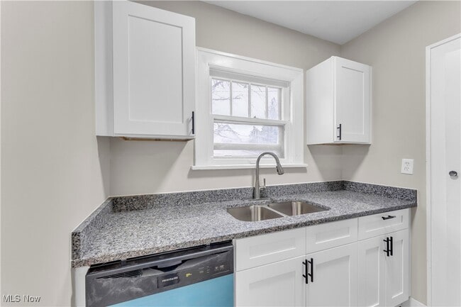 Building Photo - 1530 E 214th St