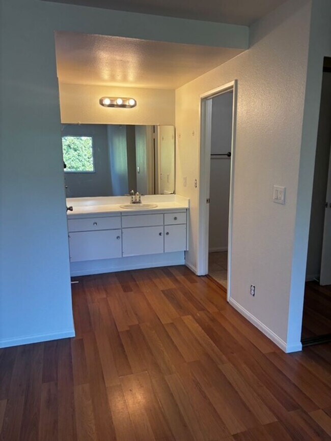 Building Photo - 5 Bedroom 3 bathrooms