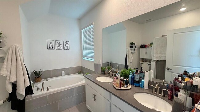 Building Photo - 11200 Listening Dr