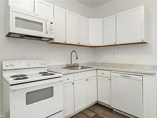 Building Photo - Charming Fully Renovated Cottage Minutes from Downtown!