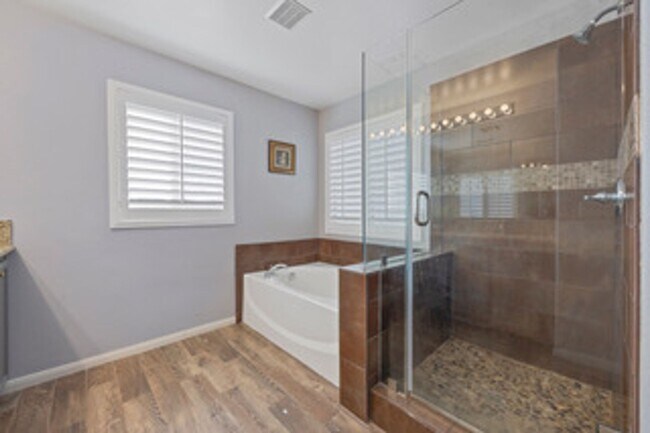 Building Photo - SE!! Pebble and Pollock!! Crystal Springs!...