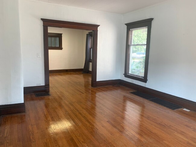 Building Photo - Large 4 Bedroom home!