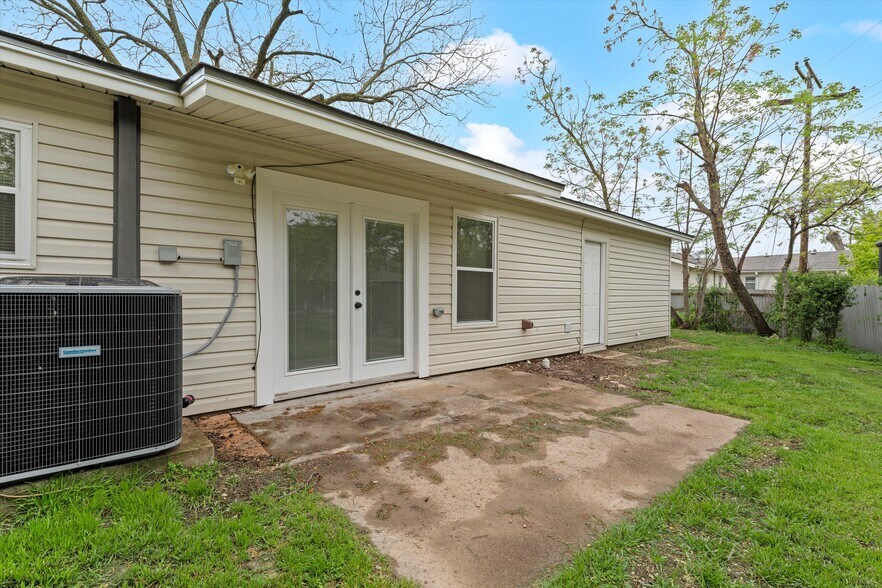 Building Photo - 1225 Meadow Brook Rd