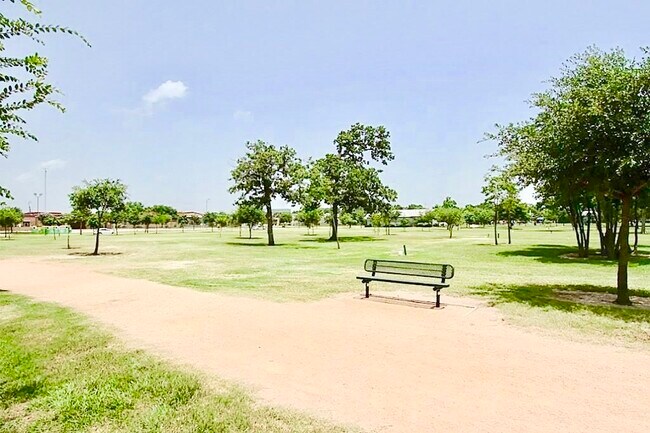 Building Photo - 742 Country Pl Dr